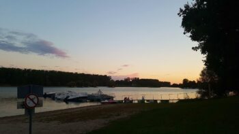 Campingplatz am See mit Sonnenuntergang