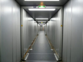 Ein Schlauch als Gangway zum Flugzeug ist einfach fuer das Reisen mit Handicap