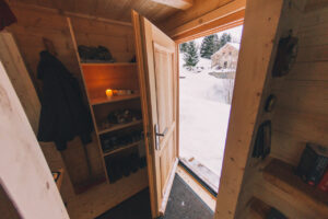 Haustuer von einem Tiny House aus Holz