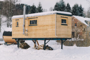 Ein Tiny House in Deutschland im Schnee