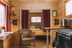 Der gemuetliche innenraum eines Tiny House in Deutschland