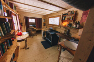 Wohnzimmer in einem Reset House Tiny House Deutschland