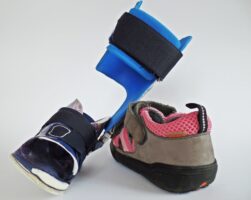 Ein Schuh und eine Orthese ermoeglichen Laufen mit Behinderung