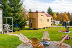 Ein rolling Tiny House aus Holz in einem Garten