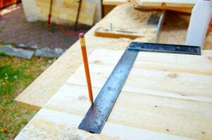 Ein Stift und ein Lineal beim Camperausbau