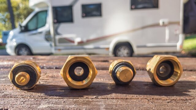 Verschiedene Gasadapter fuer Camping in Europa