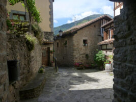 Schoene alte Haeuser in Potes in Nordspanien
