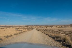 Strasse durch die Halbwueste Bardenas Reales auf der Route durch Nordspanien