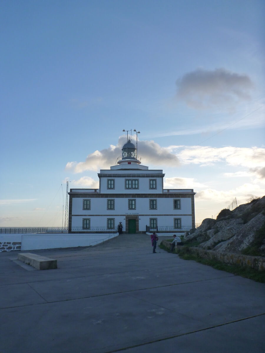 Interessante Routen in Nordspanien zum Nachfahren: Asturien und Galicien 17 Der Leuchtturm in Finisterre ist ein beliebter Treffpunkt