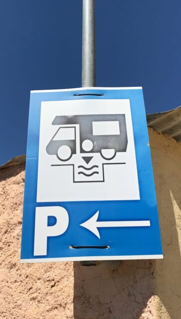 Ver- und Entsorgungsstationen (V/E) sind an diesem Symbol zu erkennen.