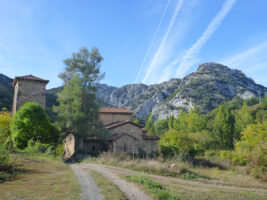 Blick auf die Kirche Lebena in Kantabrien auf der Route durch Nordspanien