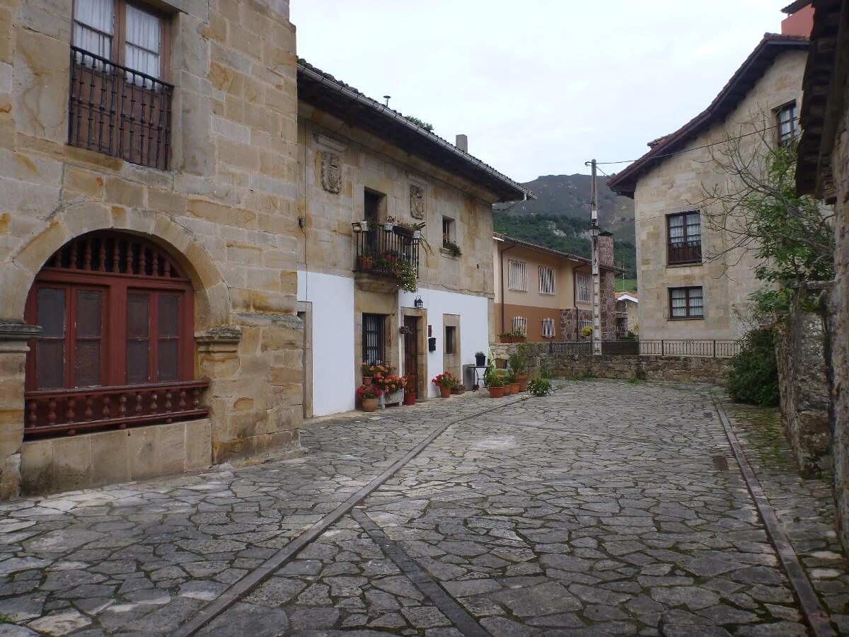 Interessante Routen in Nordspanien zum Nachfahren: Asturien und Galicien 2 Das Zentrum von Las Arenas in Nordspanien
