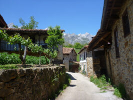 Durch die Gang von Mogroviejo auf einer Route durch Nordspanien