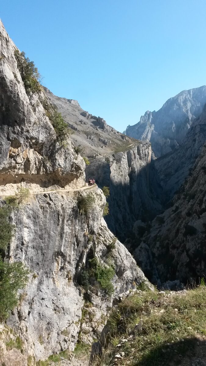 Interessante Routen in Nordspanien zum Nachfahren: Asturien und Galicien 5 Schmaler Pfad der Schluchtwanderung Ruta del Cares auf der Route durch Nordspanien