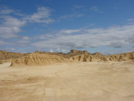 Weiter Blick ueber die Wueste Bardenas Reales in Spanien
