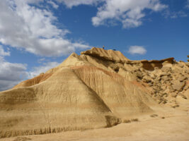 Blick auf Felsformationen in der Wueste Bardenas Reales in Spanien