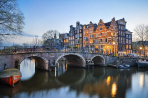 Eine Bruecke am Abend in Amsterdam ein tolles Ausflugsziel fuer Mai