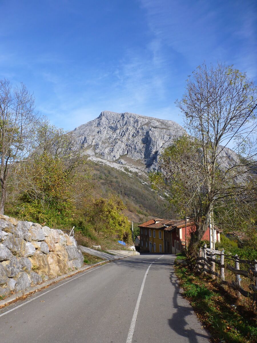 Interessante Routen in Nordspanien zum Nachfahren: Asturien und Galicien 10 Entrago ist der Ausgangspunkt des Wanderwegs Senda del Oso in Asturien