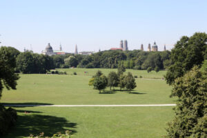 Der englische Garten in Muenchen ist ein tolles Reiseziel fuer den Fruehling