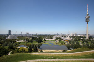 Blick auf den Olympiapark in Muenchen ein tolles Reiseziel fuer Maerz
