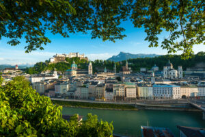 Blick auf die Stadt von Salzburg ein schoenes Urlaubsziel fuer Mai