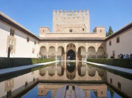 Alhambra ist eine Stadtburg in Granada und ein tolles Reiseziel fuer den Fruehling