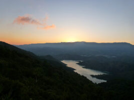 Traumhafter Sonnenuntergang ueber dem Stausee in Siurana in Katalonien