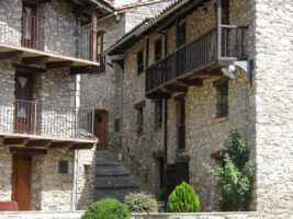 Blick in die Gassen von Beget in Katalonien