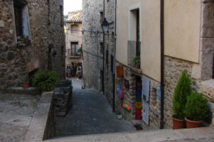 Blick auf eine Gasse von Besali in Katalonien