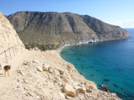 Blick auf einen See im Naturpark Cabo de Gata der als schoenes Reiseziel im Fruehjahr gilt