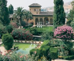 Blick auf den Jardines del Partal eines der schoensten Reiseziele fuer das Fruehjahr