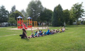 Kinder vor einem Spielplatz auf dem Luxuscampingplatz in Deutschland namens Luxusoase