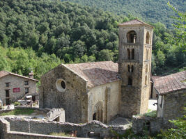 Blick auf die Kirche in Beget in Katalonien