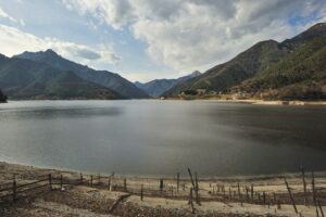 Die Aussicht ueber den Ledrosee in Italien