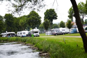 Wohnmobile auf dem Luxuscampingplatz Pruemtal