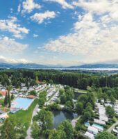 Blick auf den Gitzenweiler Hof am Bodensee ein Luxuscampingplatz in Deutschland