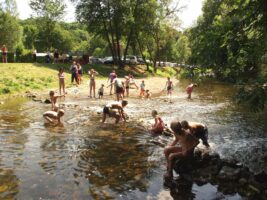 Badespaß am See vom Luxus Campingplatz Pruemtal