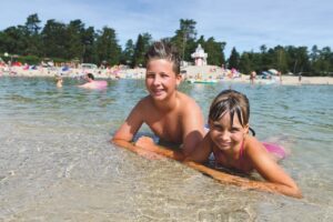 Kinder im See am Suedsee Camp einem Luxuscampingplatz in Deutschland