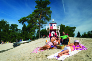 Eine Familie am Strand vom Suedsee Camp