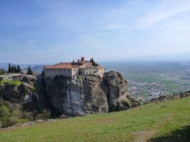 Blick auf ein Kloster in Meteora ein tolles Reiseziel fuer das Fruehjahr