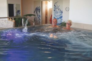 Zwei Personen im Pool auf dem Luxus Campingplatz Luxusoase