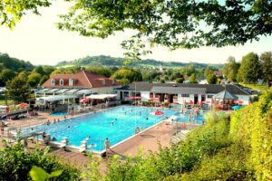 Schwimmbad am Prümtal Camping einem Luxuscampingplatz in Deutschland