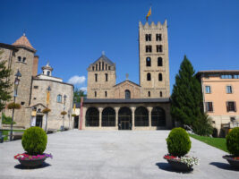 Blick auf die Klosterkiche in Ripoli, Katalonien