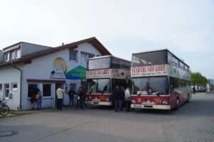 Sightseeingbusse vor dem Luxus Campingplatz Luxusoase