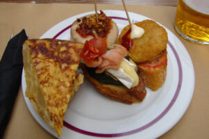 Ein Teller mit Tapas in Katalonien