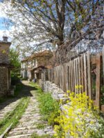 Blick auf eine Gasse in Vikos in Griechenland
