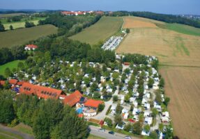 Vogelperspektive auf den Luxuscampingplatz Dreiquellenbad