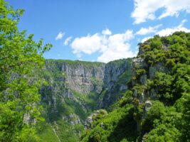 Blick auf die Vikos Schlucht in Griechenland