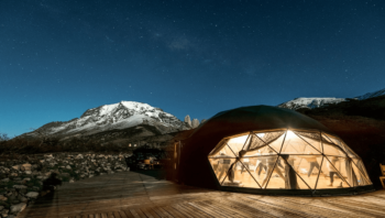 Blick auf das Eco Camp Patagonia bei Nacht. Luxus Glamping der besonderen Art.