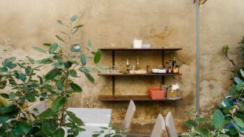 Wein und Brot in Suedfrankreich, einem Reiseziel fuer das Fruehjahr